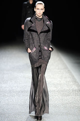 Sweater tapado gris vivos negros falda organza larga Nina Ricci